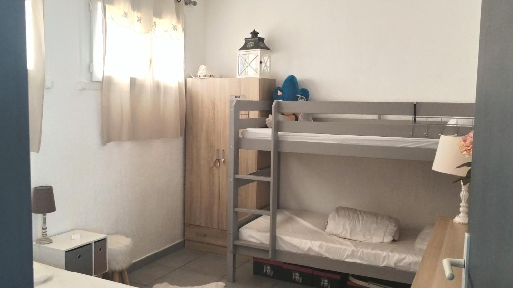 Apartment Front De